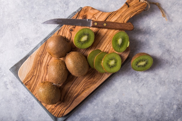 Frische und saftige Kiwi auf Schneidebrett