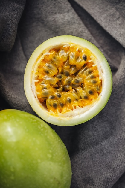 Frische und saftige rohe Maracuja-Frucht auf einem Tisch