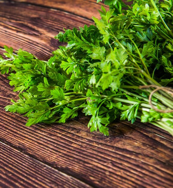 frische und süße weiße Petersilie auf einem Holztisch aus dem kleinen Dorfgarten