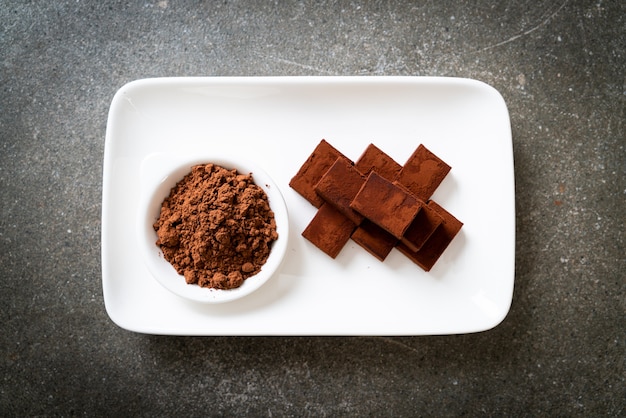 frische und weiche Schokolade mit Kakaopulver