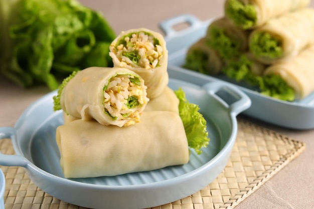 Frische vegane Frühlingsrollen aus Reispapier mit rohem Gemüse, Sojasprossen und Salat im Inneren