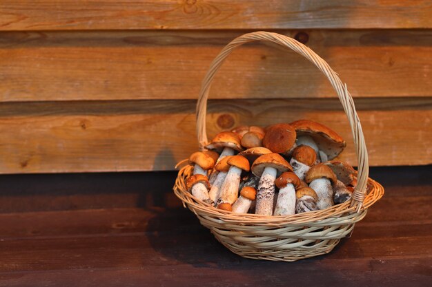 Foto frische waldfrüchte in einem korb auf einem holztisch