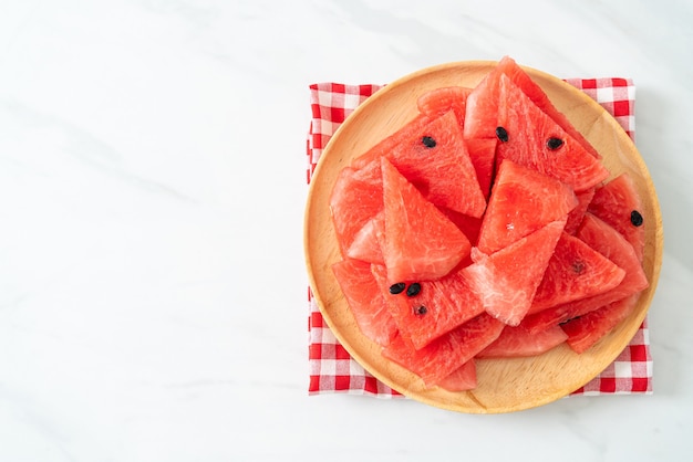 frische Wassermelone auf Holzteller geschnitten