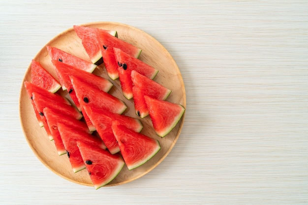 frische Wassermelone auf Holzteller geschnitten