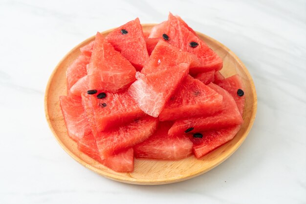 frische Wassermelone auf Holzteller geschnitten