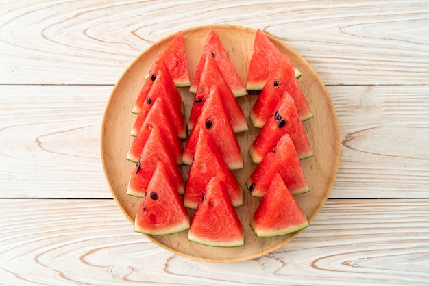 frische Wassermelone auf Holzteller geschnitten