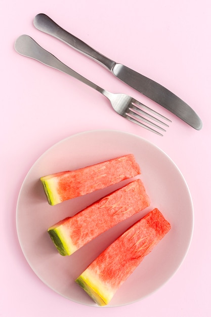 Frische Wassermelone auf rosa Hintergrund von oben