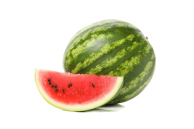 Frische Wassermelone lokalisiert auf weißem Raum. Sommerfrucht