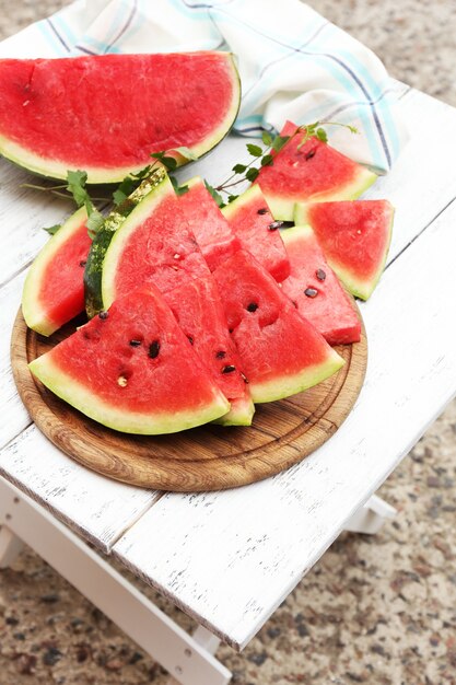 Frische Wassermelonenscheiben auf dem Tisch im Freien