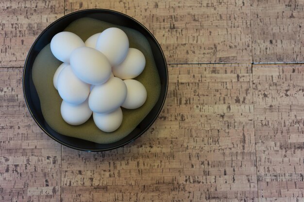 Frische weiße Bio-Eier für Omelett