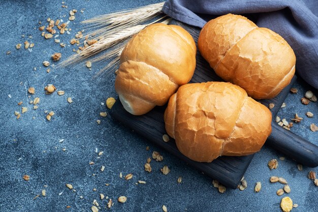 Frische Weizenbrötchen auf dem Tisch