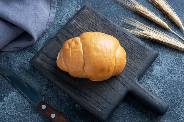 Frische Weizenbrötchen. Brötchen für einen Hot Dog oder Hamburger. Dunkler Hintergrundkopierraum.