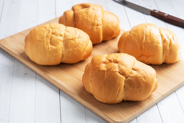 Frische Weizenbrötchen. Brötchen für einen Hot Dog oder Hamburger. Weißer Hintergrundkopierraum.