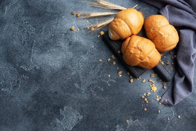 Frische Weizenbrötchen. Brötchen für einen Hot Dog oder Hamburger.