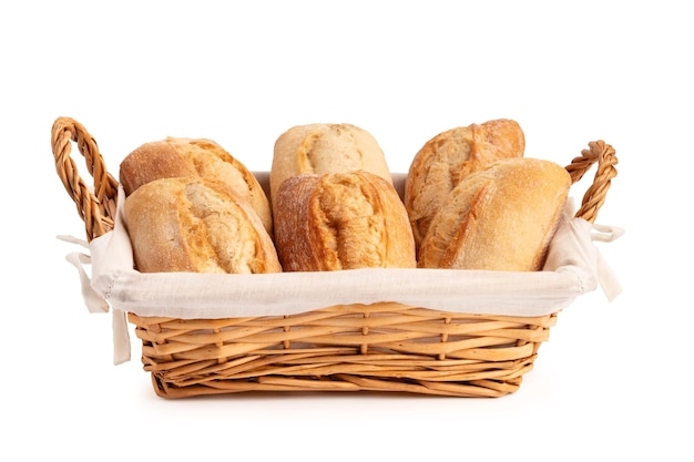 Frische Weizenbrötchen in einem Weidenkorb, isoliert auf weiss