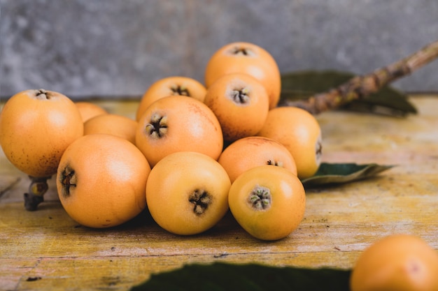 Frische Wollmispeln auf Holztisch