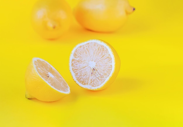 Foto frische zitrone auf gelbem hintergrund.