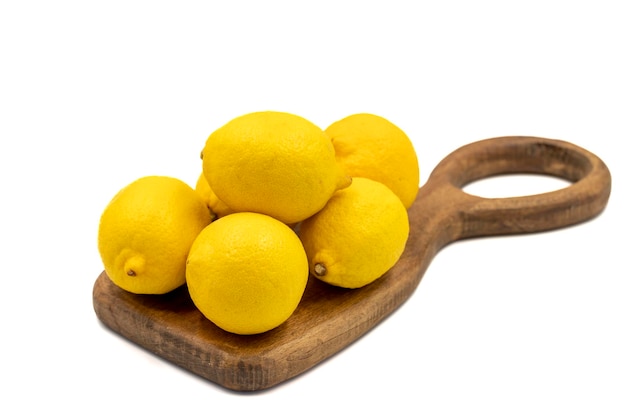 Frische Zitrone Bio-Zitrone isoliert auf weißem Hintergrund hautnah