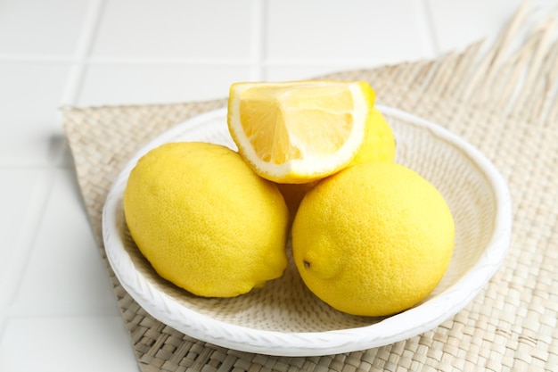 Frische Zitrone Früchte Zitrone ganze Hälfte auf dem Tisch Selektiver Fokus