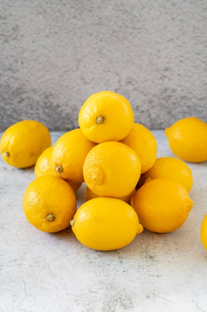 Frische Zitrone Gelbe Zitrone auf Steinhintergrund hautnah