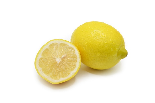 frische Zitrone mit der Hälfte