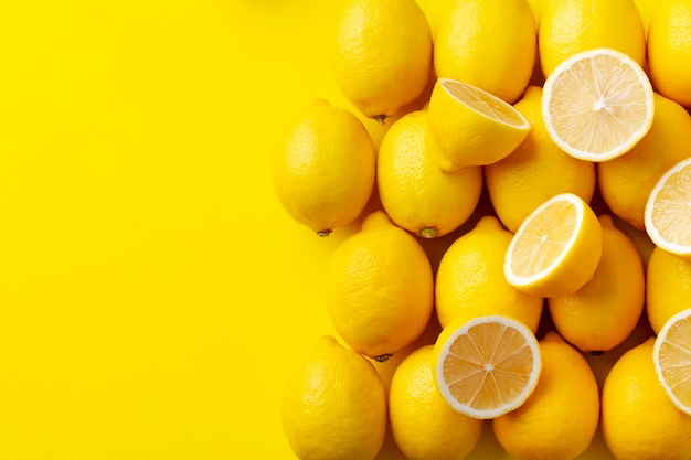 Frische Zitronen auf gelbem Hintergrund Kopierbereich Ansicht von oben