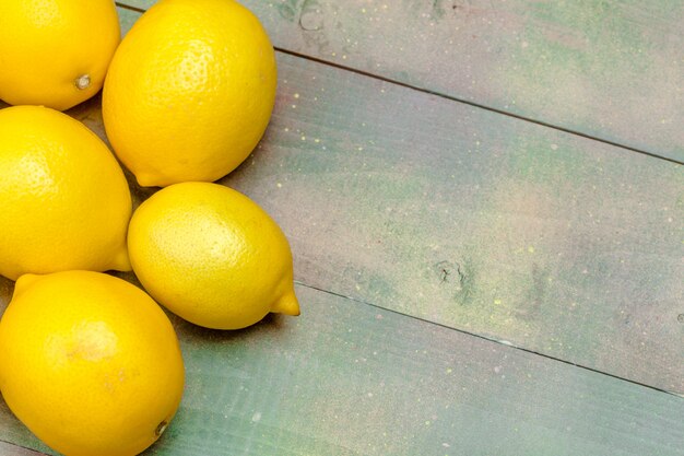 Frische Zitronen auf Holztisch