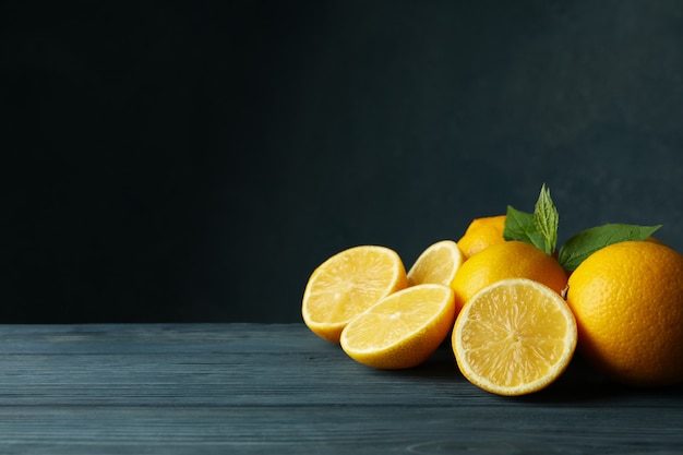Frische Zitronen und Blätter auf Holztisch. Reife Frucht