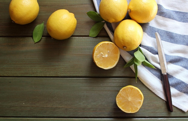 Frische Zitronenfruchtzusammensetzung auf Holzhintergrund Gesundes Essen und Ernährungskonzept Anordnung von Zitrusfrüchten Draufsicht flaches Designelement
