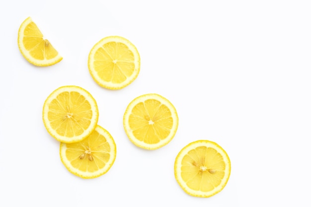 Frische Zitronenscheiben isoliert auf weißem Hintergrund.