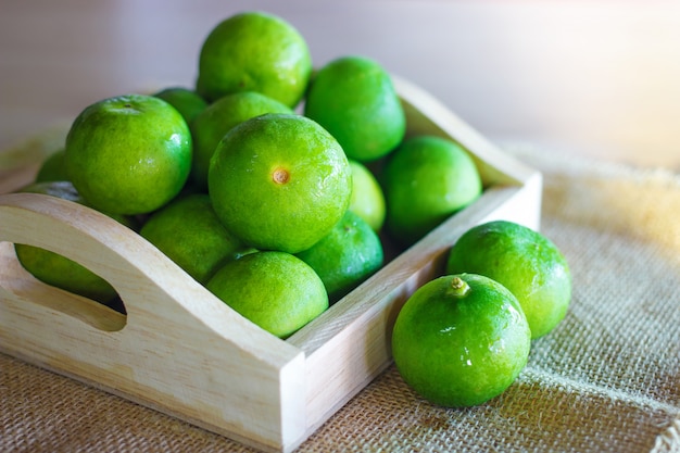 Frische Zitrusfruchtkalkfrucht in der Holzkiste