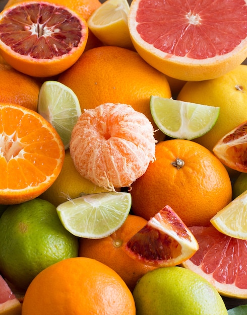 Frische Zitrusfrüchte Orangen, Mandarinen, Zitronen, Limetten und Grapefruits hautnah