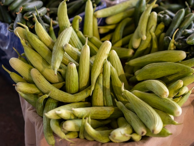 Frische Zucchini auf dem lokalen Markt