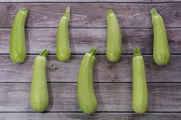 frische Zucchini auf hölzernen Hintergrund