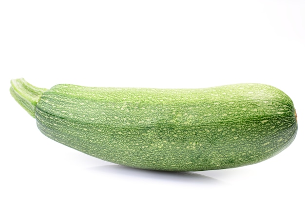 Frische Zucchini auf weißem Hintergrund