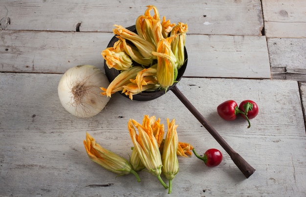 Frische Zucchiniblüte