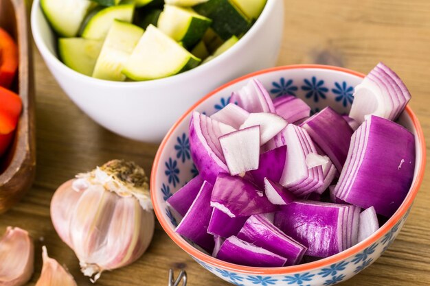 Frische Zutaten für die Zubereitung von geröstetem Mischgemüse auf dem Tisch.