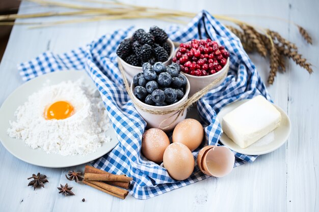 Frische Zutaten für einen Beerenkuchen