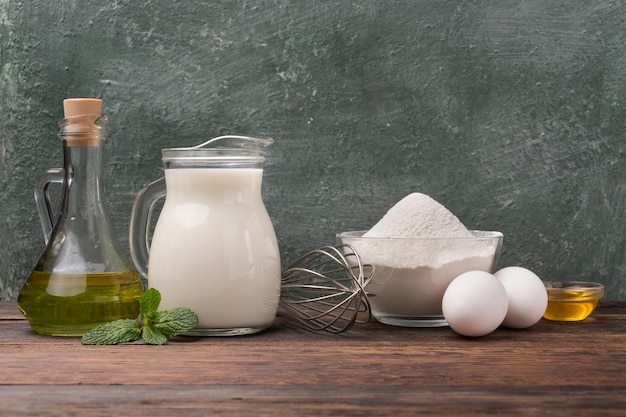 Frische Zutaten für Teig Mehl Milch Eier Pflanzenöl kopieren Raum