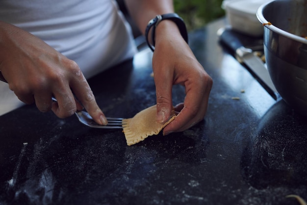 Frische Zutaten sorgen für eine bessere Mahlzeit Schnappschuss einer nicht wiederzuerkennenden jungen Frau, die zu Hause hausgemachte Pasta kocht