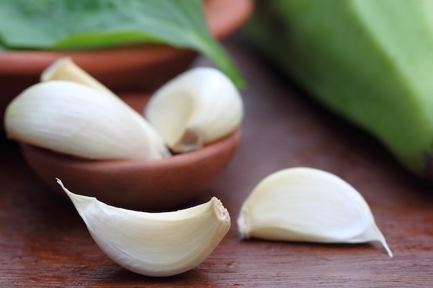 Frische Zwiebel mit anderen Zutaten auf Holzunterlage