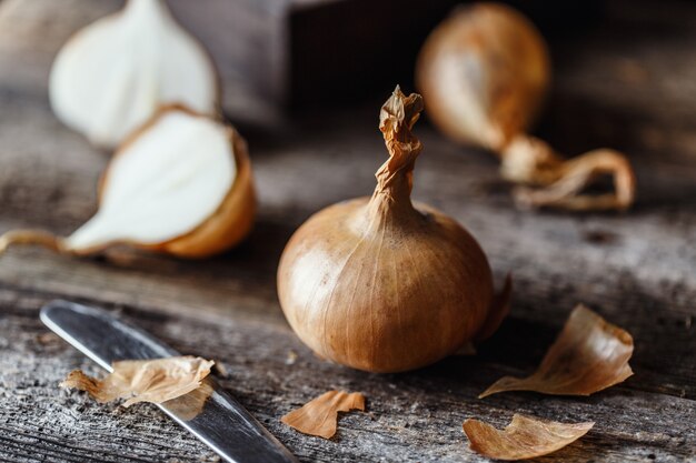 Frische Zwiebeln auf rustikalem Holztisch.