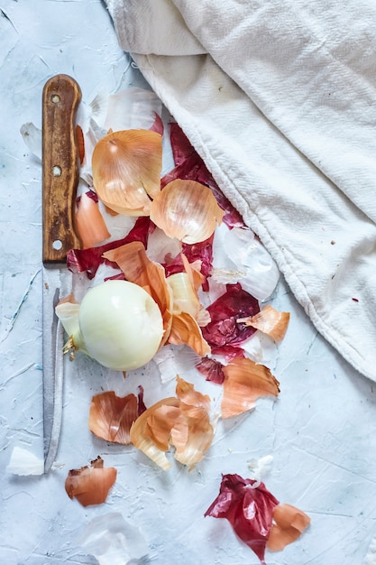 Frische Zwiebeln reinigen