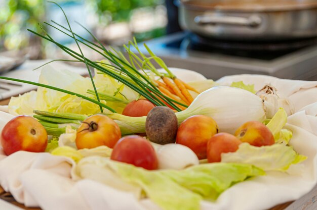 Frische Zwiebeln und Tomaten bereit zum Kochen