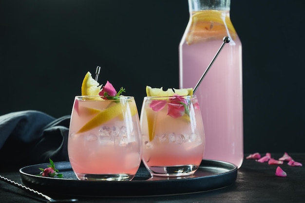 Frischegetränk oder limonade mit zitrone und rose