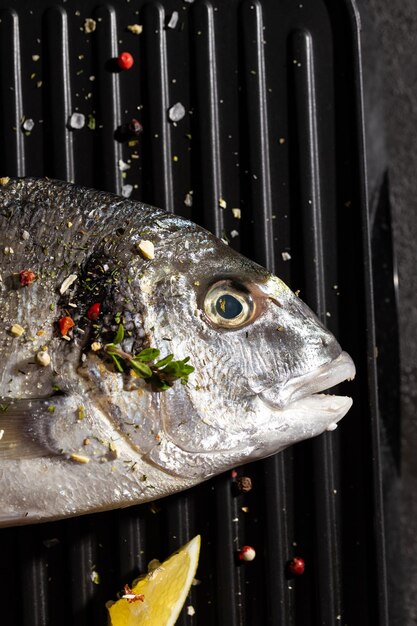 Foto frischen dorado-fisch auf dem grill zubereiten