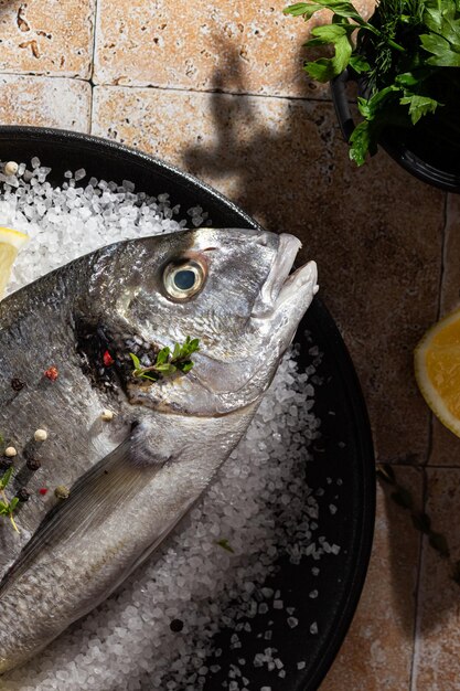 Foto frischen dorado-fisch mit salz und zitrone kochen