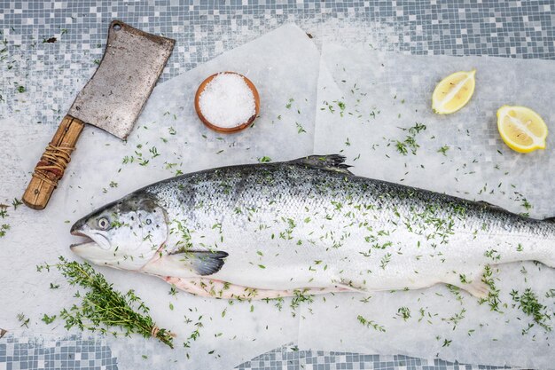 Frischen Lachs mit Zitrone und Kräutern zum Grillen zubereiten