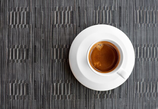 Frischer Americano-Kaffee auf dem Tisch mit Restaurant-Resort-Essen und Lifestyle in der Morgenzeit