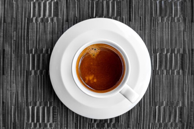 Frischer Americano-Kaffee auf dem Tisch mit Restaurant-Resort-Essen und Lifestyle in der Morgenzeit
